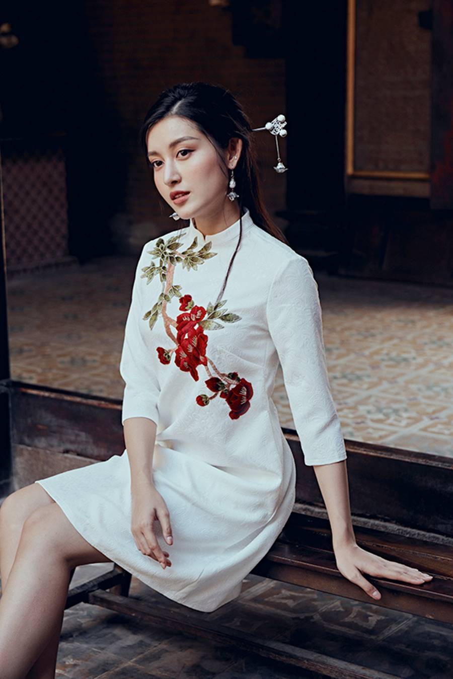 Á hậu Huyền My khác lạ trong bộ ảnh áo dài đón Tết-1