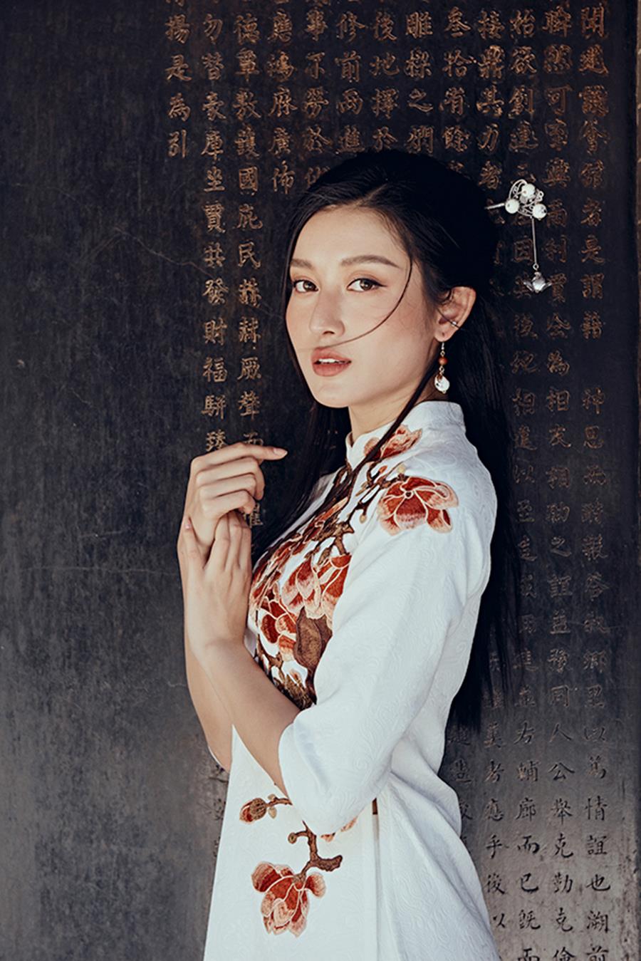 Á hậu Huyền My khác lạ trong bộ ảnh áo dài đón Tết-11