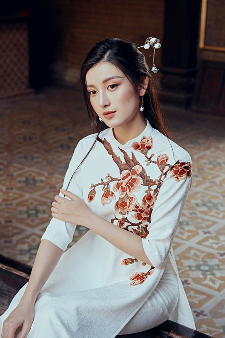 Á hậu Huyền My khác lạ trong bộ ảnh áo dài đón Tết-12