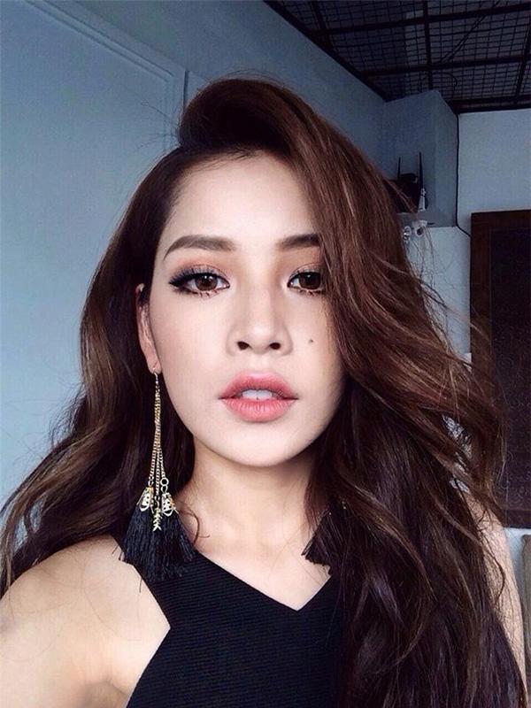 Mắt khói, môi màu nude: Combo ấn tượng cho tiệc tất niên, chị em nhất định phải thử-1