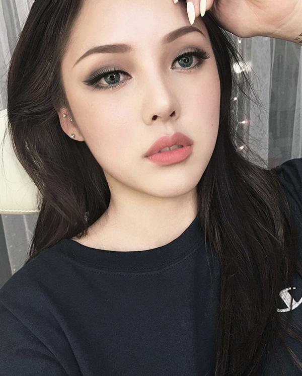 Mắt khói, môi màu nude: Combo ấn tượng cho tiệc tất niên, chị em nhất định phải thử-3