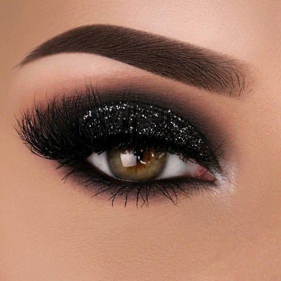 Mắt khói, môi màu nude: Combo ấn tượng cho tiệc tất niên, chị em nhất định phải thử-11