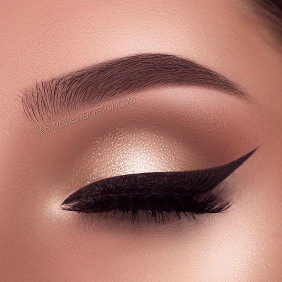 Mắt khói, môi màu nude: Combo ấn tượng cho tiệc tất niên, chị em nhất định phải thử-13