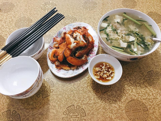 Mâm cơm đẹp mắt ngày cuối tuần của mẹ trẻ bị chị em trách móc khi soi tới bộ bát đũa-2