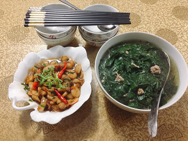 Mâm cơm đẹp mắt ngày cuối tuần của mẹ trẻ bị chị em trách móc khi soi tới bộ bát đũa-3