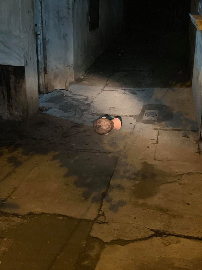 Mò mẫm về nhà giữa đêm lạnh, thanh niên suýt nhồi máu cơ tim vì đụng phải chiếc đầu lâu lăn giữa ngõ-1