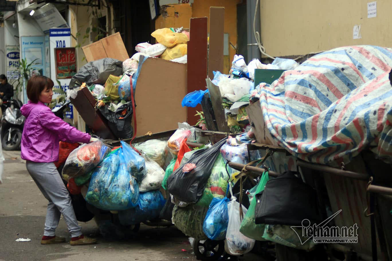 Sự cố ở Thủ đô: 3 ngày không đổ rác, phế thải tràn lòng đường, ngõ phố-9