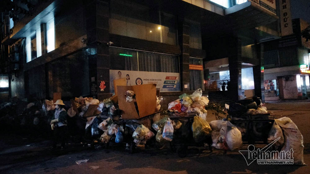 Sự cố ở Thủ đô: 3 ngày không đổ rác, phế thải tràn lòng đường, ngõ phố-18