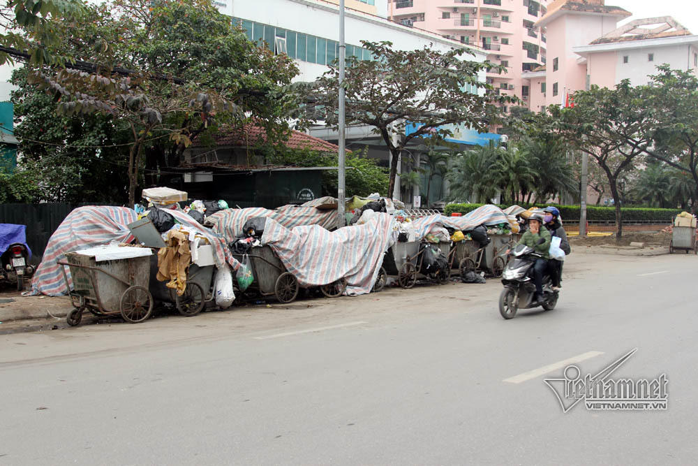 Sự cố ở Thủ đô: 3 ngày không đổ rác, phế thải tràn lòng đường, ngõ phố-11