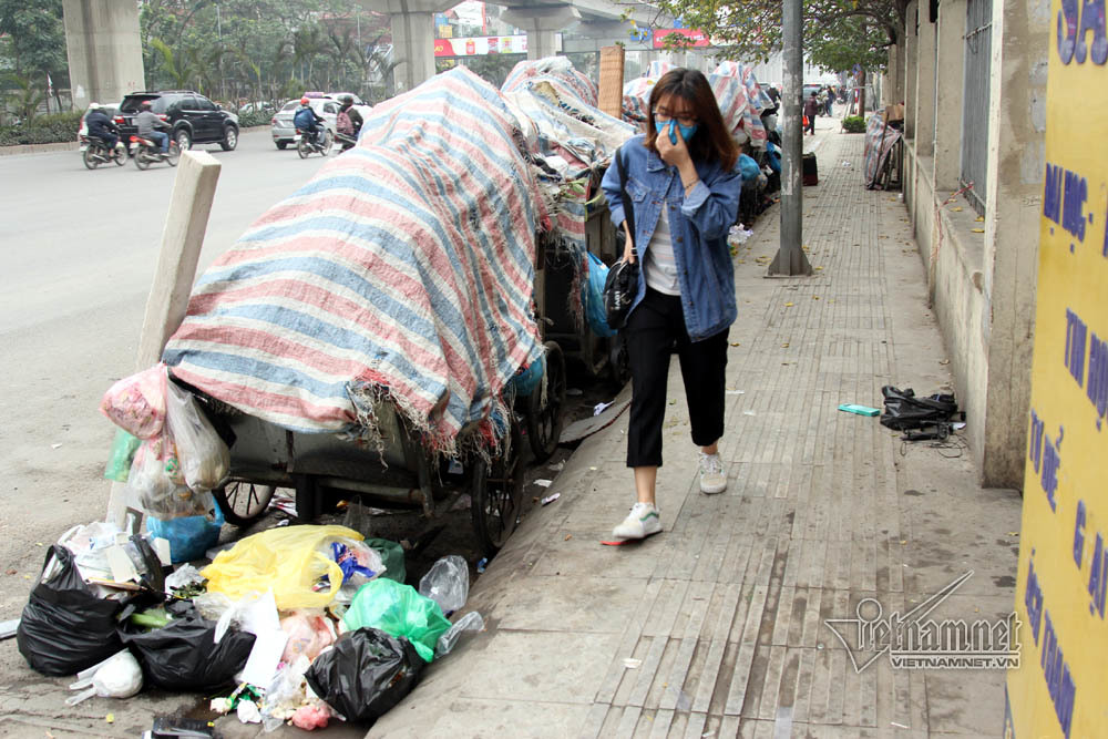 Sự cố ở Thủ đô: 3 ngày không đổ rác, phế thải tràn lòng đường, ngõ phố-4