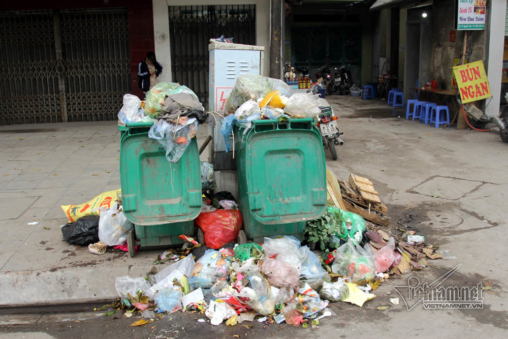 Sự cố ở Thủ đô: 3 ngày không đổ rác, phế thải tràn lòng đường, ngõ phố-12