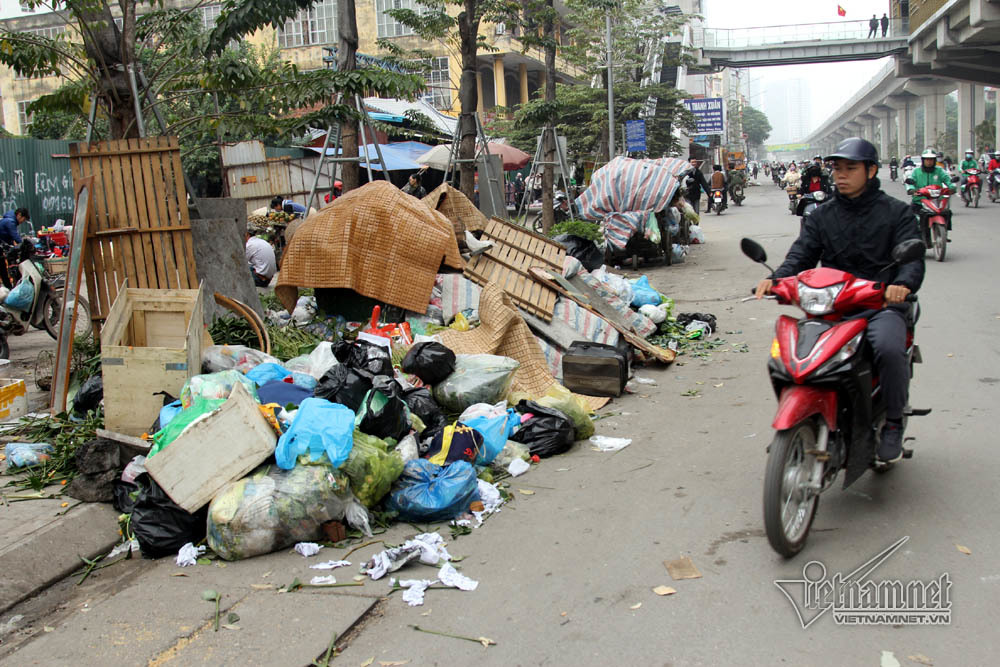 Sự cố ở Thủ đô: 3 ngày không đổ rác, phế thải tràn lòng đường, ngõ phố-3