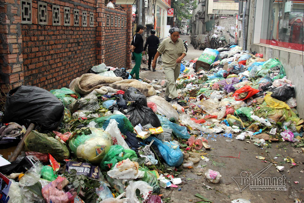 Sự cố ở Thủ đô: 3 ngày không đổ rác, phế thải tràn lòng đường, ngõ phố-2