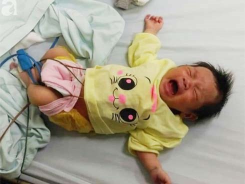 Người cha tật nguyền và con trai hơn 1 tháng mắc bệnh tim bẩm sinh cầu cứu