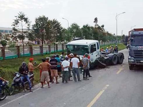 Ô tô chở hiệu trưởng bị xe container tông gần cổng trường