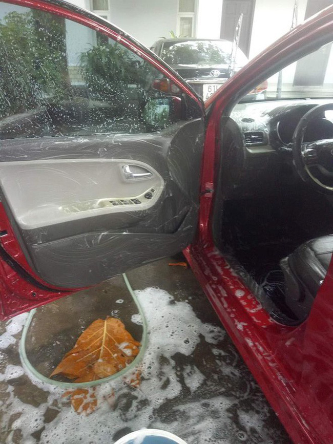 Cô vợ sạch sẽ nhất năm: Chà xà phòng vào vô lăng, cần số để rửa ô tô cho chồng-1