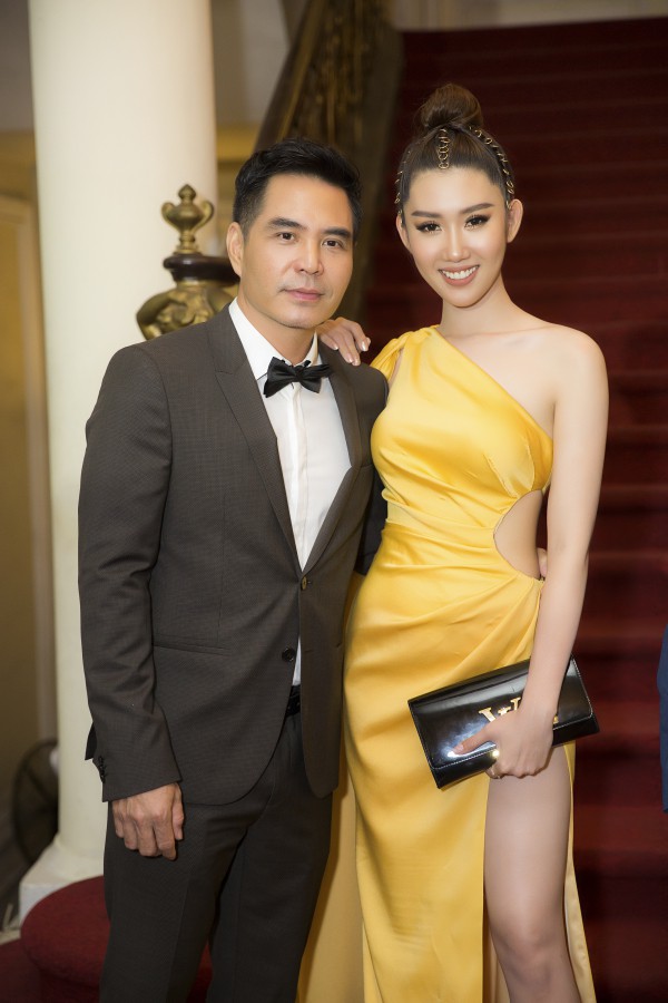 Lên sân khấu chụp ảnh lưu niệm, Thuý Ngân bị lấy cắp túi hiệu khi tham dự lễ trao giải-2