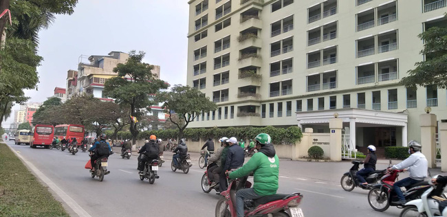 Hà Nội: Giải cứu bé gái 4 tuổi bị người đàn ông ngáo đá khống chế đi dọc phố Kim Đồng-2