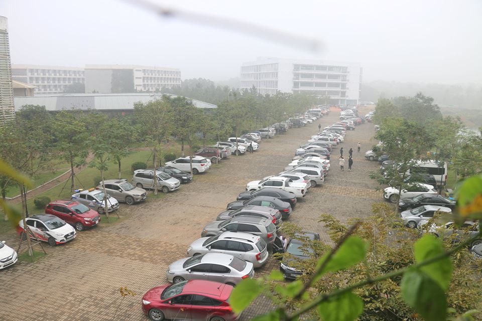 Choáng ngợp cảnh 700 xế hộp xịn đỗ kín sân trường trong buổi họp phụ huynh: Đúng là trường con nhà giàu có khác!-2