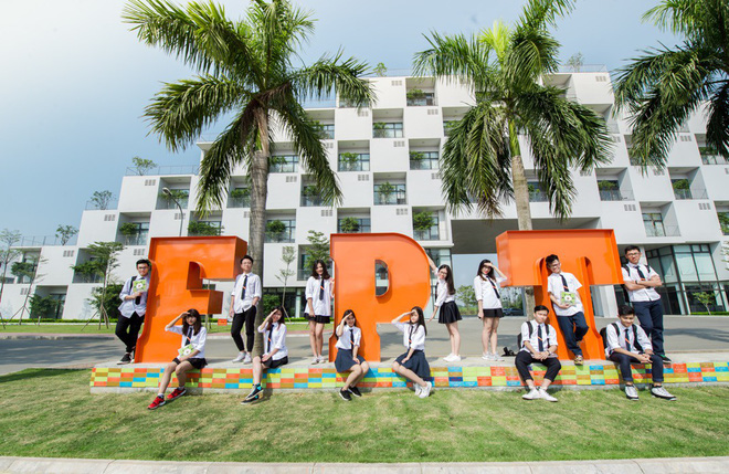 Choáng ngợp cảnh 700 xế hộp xịn đỗ kín sân trường trong buổi họp phụ huynh: Đúng là trường con nhà giàu có khác!-7