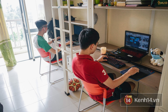 Choáng ngợp cảnh 700 xế hộp xịn đỗ kín sân trường trong buổi họp phụ huynh: Đúng là trường con nhà giàu có khác!-12