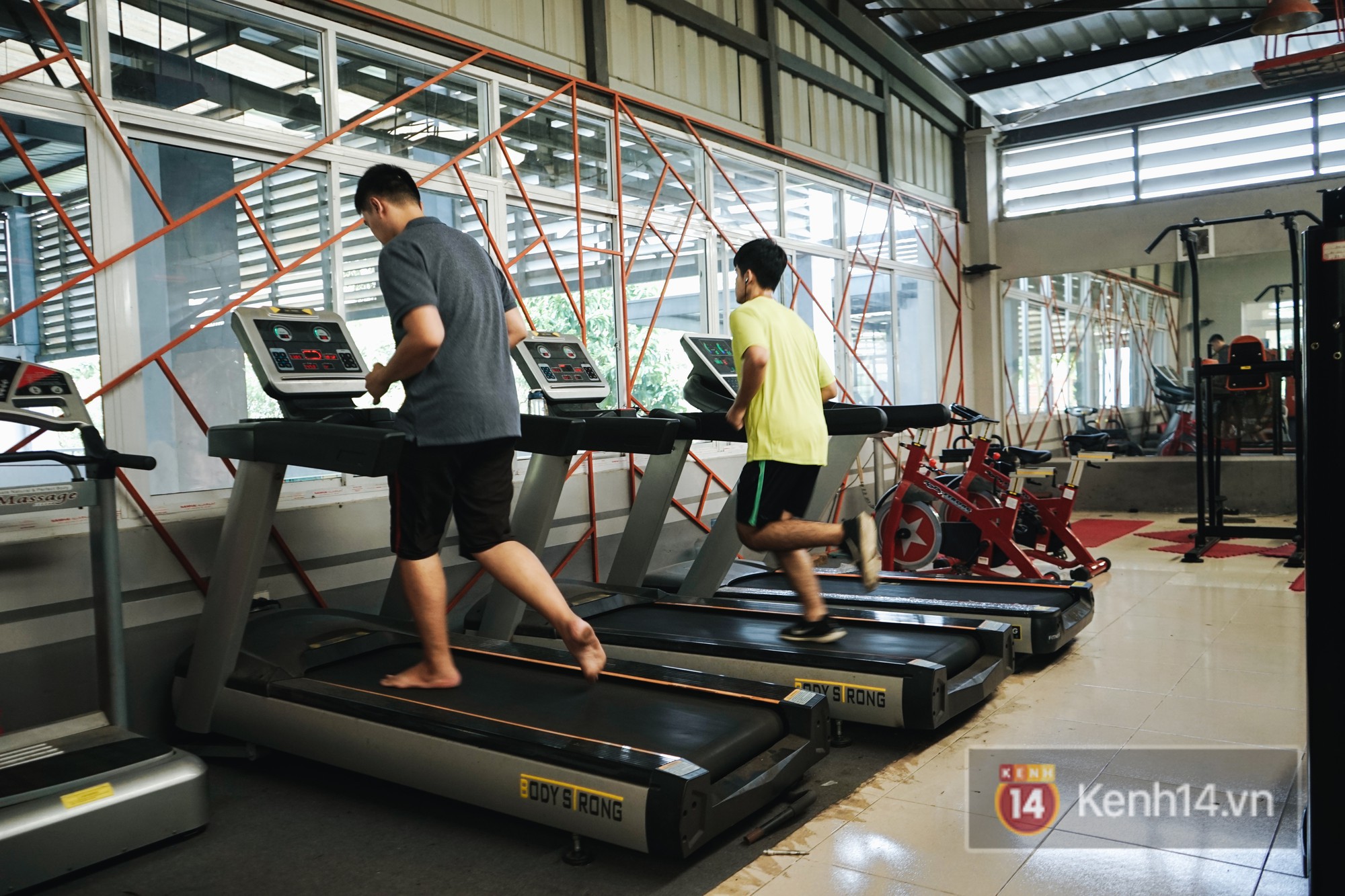 Choáng ngợp cảnh 700 xế hộp xịn đỗ kín sân trường trong buổi họp phụ huynh: Đúng là trường con nhà giàu có khác!-14