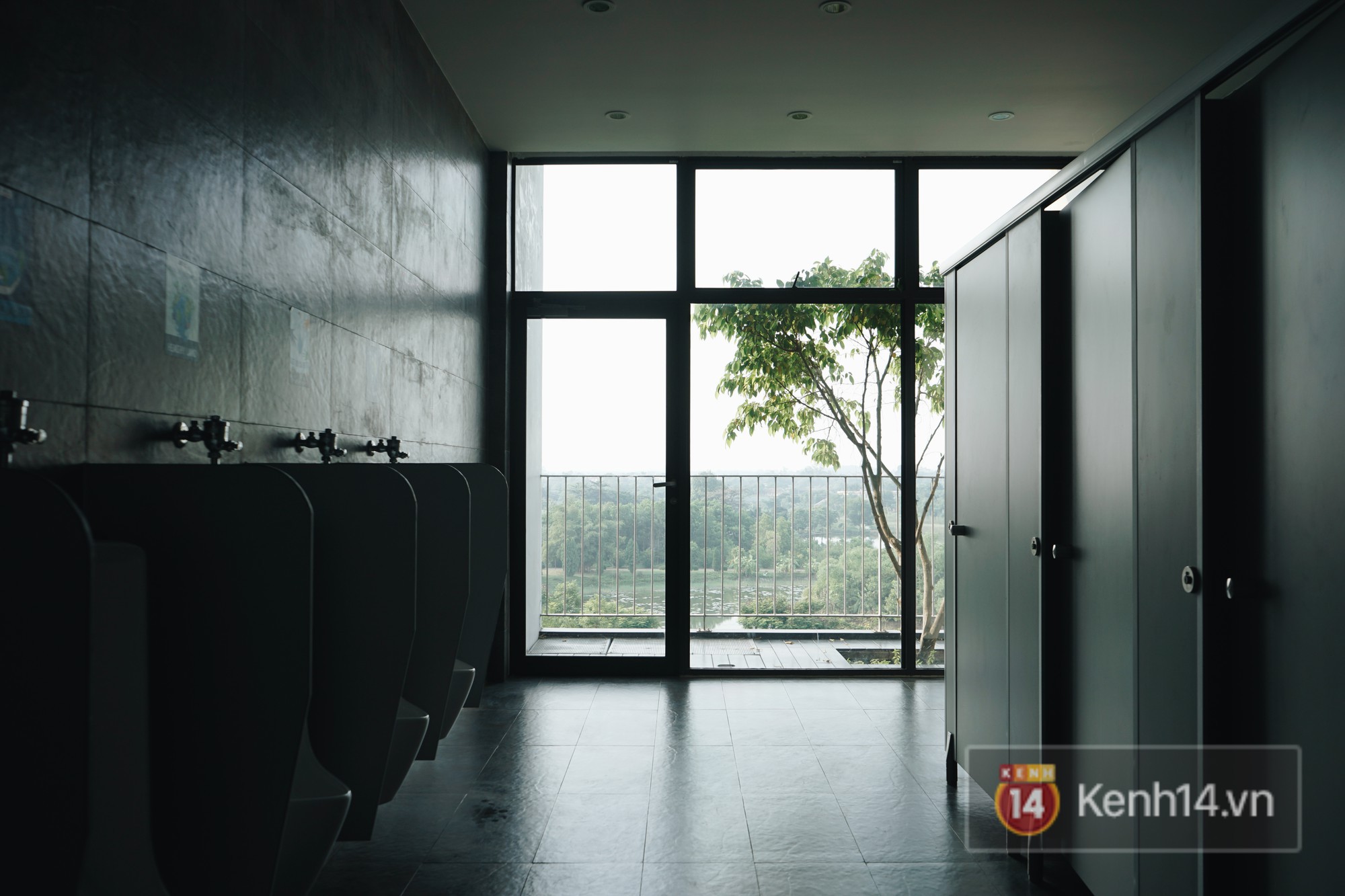 Choáng ngợp cảnh 700 xế hộp xịn đỗ kín sân trường trong buổi họp phụ huynh: Đúng là trường con nhà giàu có khác!-15