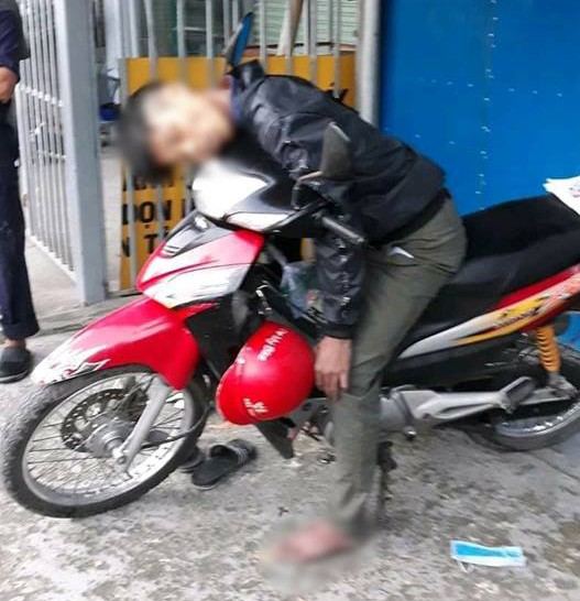 Hé lộ nguyên nhân nam thanh niên tử vong trong tư thế ngồi trên xe máy-1