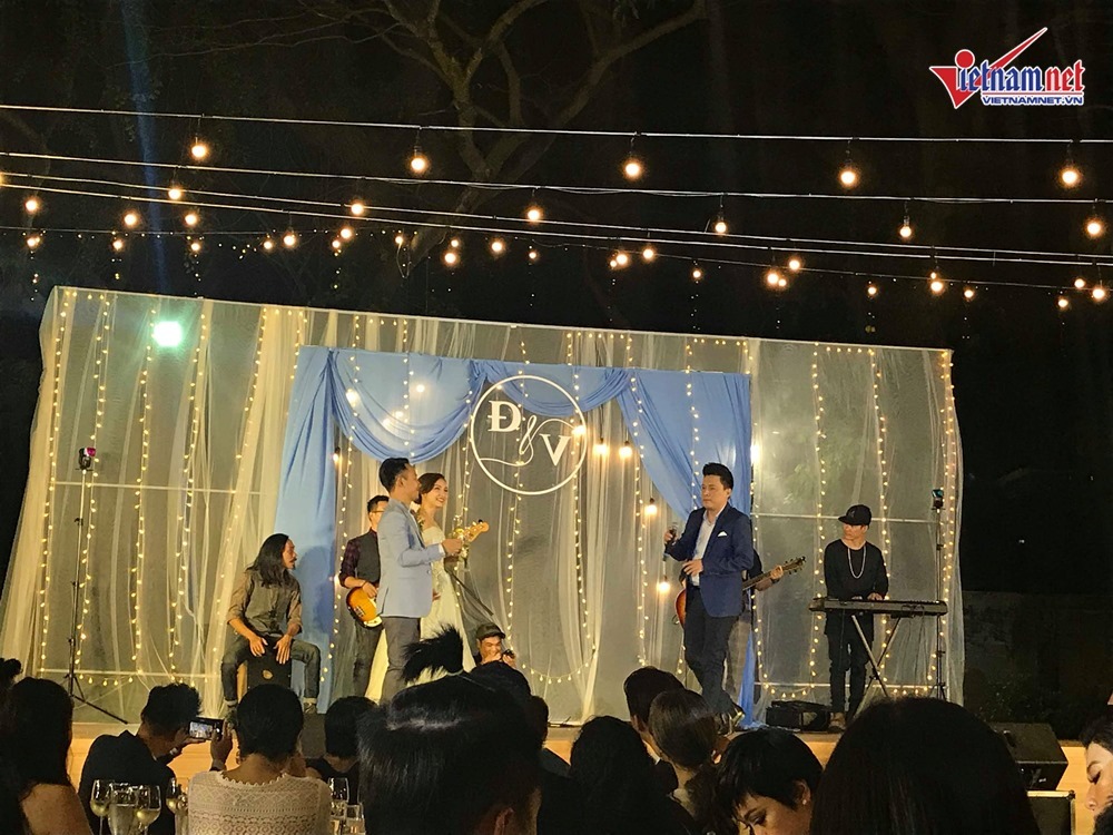 Đinh Tiến Đạt hát và khiêu vũ cùng vợ 9X trong đám cưới ngoài trời-7