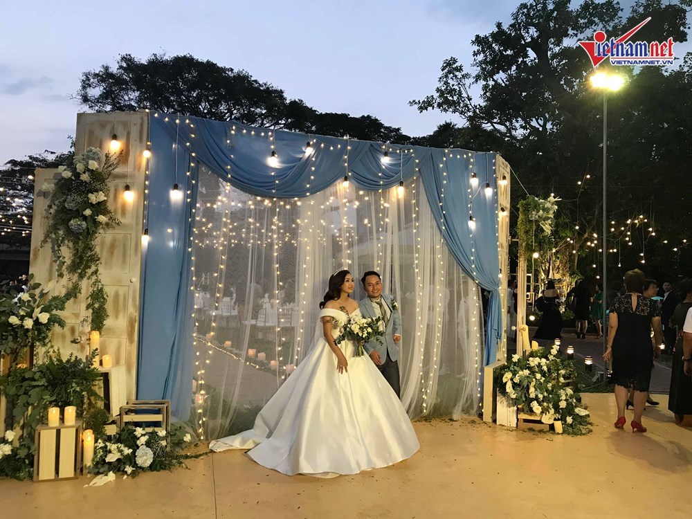 Đinh Tiến Đạt hát và khiêu vũ cùng vợ 9X trong đám cưới ngoài trời-1