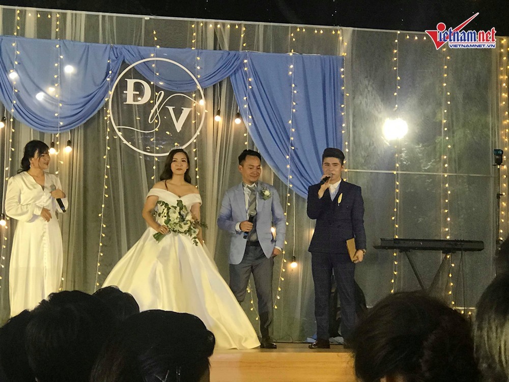 Đinh Tiến Đạt hát và khiêu vũ cùng vợ 9X trong đám cưới ngoài trời-4
