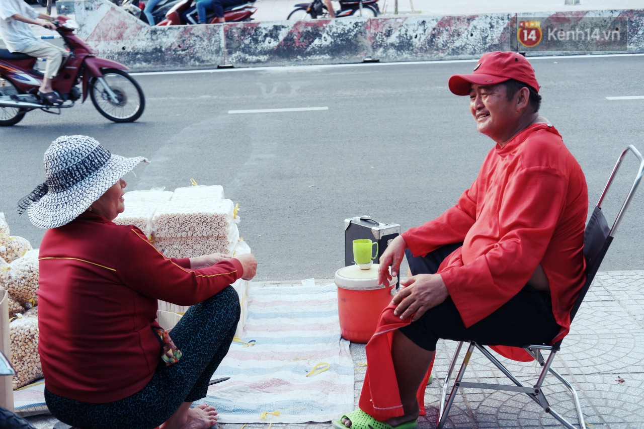 Phía sau đoạn clip người đàn ông mặc áo dài đỏ, nhảy múa trên hè phố Sài Gòn: Kiếm tiền cho con đi học, có gì phải xấu hổ-9