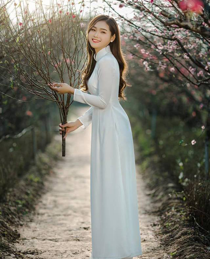 Nữ sinh Đại học Kinh tế Quốc dân đẹp rực rỡ bên hoa đào-5