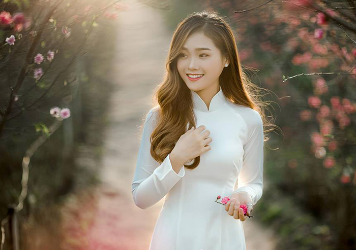 Nữ sinh Đại học Kinh tế Quốc dân đẹp rực rỡ bên hoa đào-6