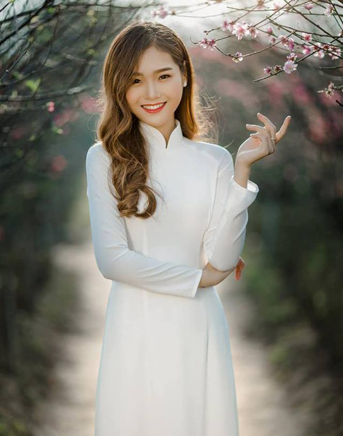 Nữ sinh Đại học Kinh tế Quốc dân đẹp rực rỡ bên hoa đào-8