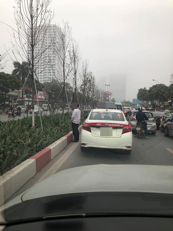 Sáng thứ hai, hình ảnh diễn ra trên đường phố Hà Nội khiến tất cả nóng mắt-1