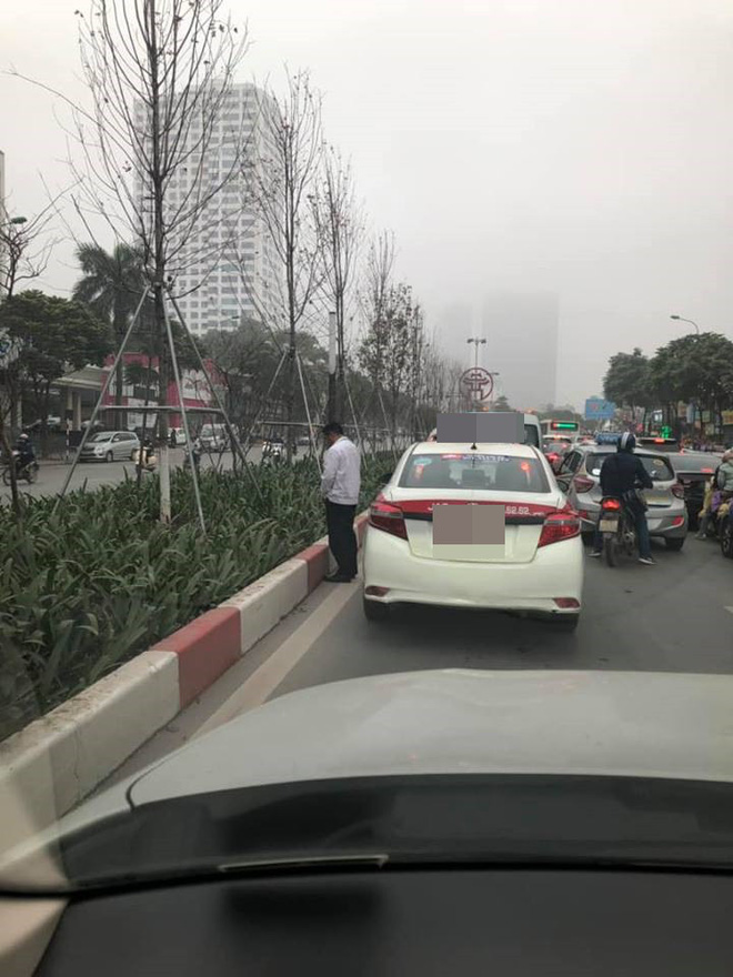 Sáng thứ hai, hình ảnh diễn ra trên đường phố Hà Nội khiến tất cả nóng mắt-2