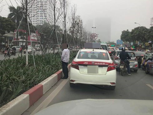Sáng thứ hai, hình ảnh diễn ra trên đường phố Hà Nội khiến tất cả