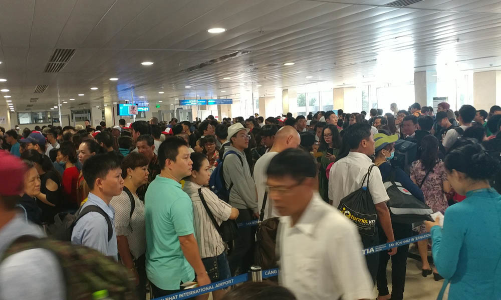 Tân Sơn Nhất khuyến cáo khách không bịt mặt đến sân bay dịp Tết-2