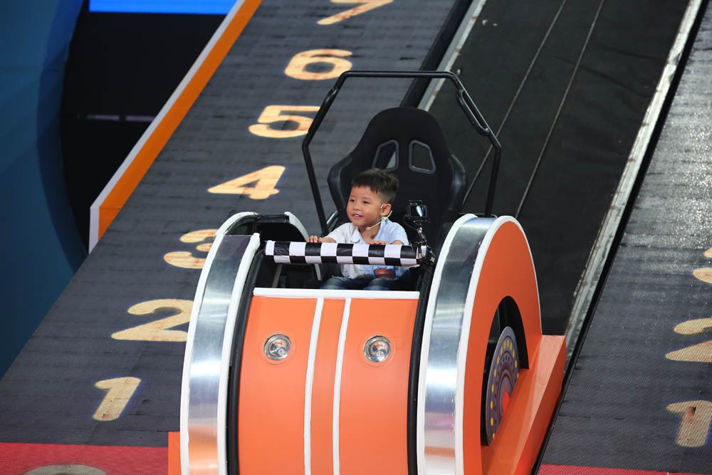 Cô bé có khuôn mặt hờn cả thế giới lần thứ 2 ẵm ngôi Quán quân Nhanh như chớp nhí-4