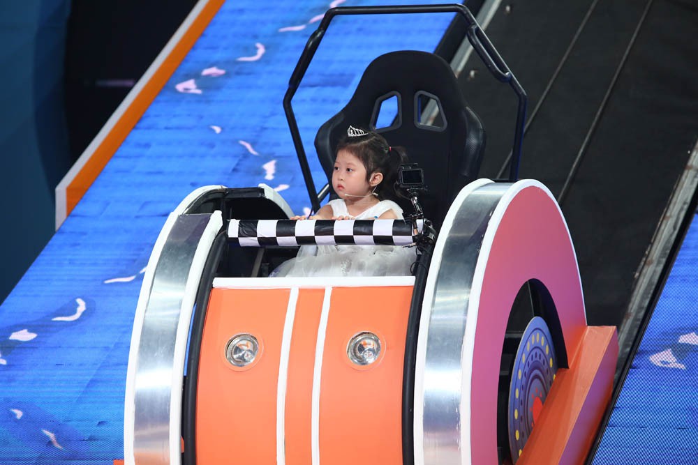 Cô bé có khuôn mặt hờn cả thế giới lần thứ 2 ẵm ngôi Quán quân Nhanh như chớp nhí-2