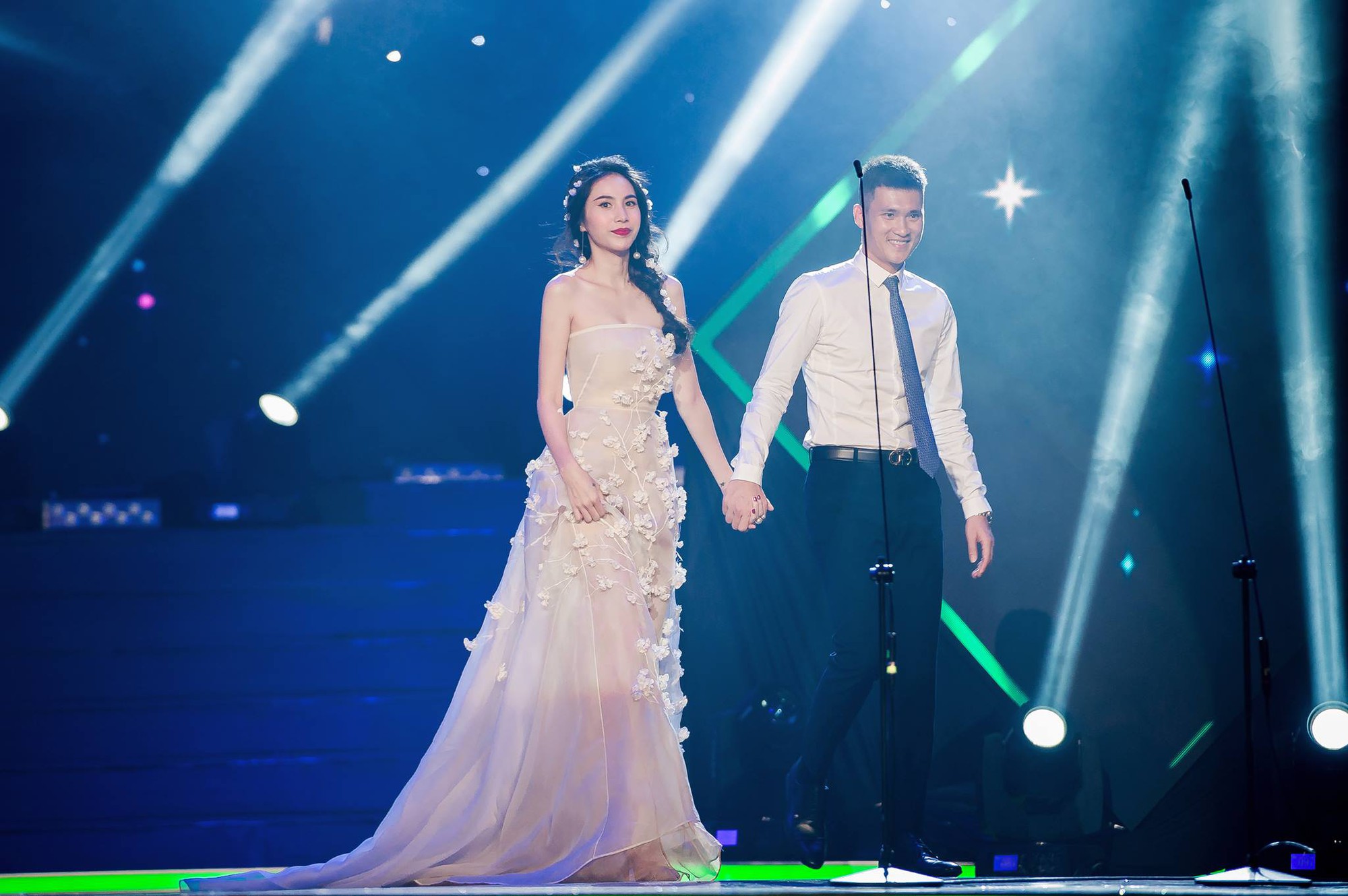 Thủy Tiên dạo này cứ chăm cài hoa gắn lá lên đầu, khiến dân tình phải trầm trồ: tiên nữ là có thật-3