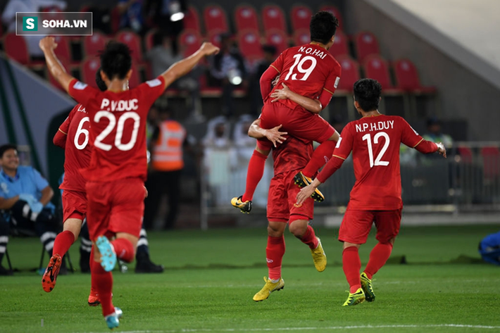 Nếu thầy trò HLV Park Hang Seo có sẩy chân, hãy nhớ đằng sau họ còn những người phụ nữ-7