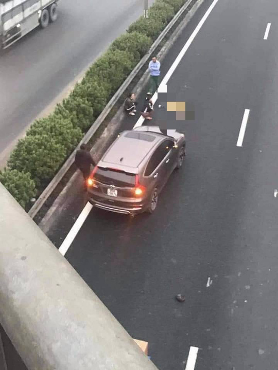 Xe ô tô 7 chỗ tông chết người đàn ông đi bộ ngang qua cao tốc Pháp Vân - Cầu Giẽ-1