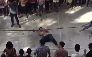 Clip: Chơi kéo co kiểu khác người, cô gái nằm vắt chân lên dây, ghì chặt xuống đất cầm cự-1