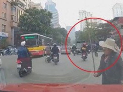 Video: Cụ bà xin đường theo cách 