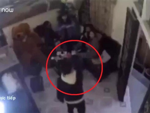 Video: Tỏ tình thất bại, thanh niên cầm dao dọa giết 4 cô gái