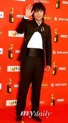 Dân mạng lục lại một thời đen tối của thời trang Hàn Quốc: Bi Rain mặc áo xẻ ngực sâu hơn cả chị em-2