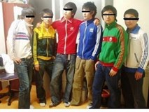 Dân mạng lục lại một thời đen tối của thời trang Hàn Quốc: Bi Rain mặc áo xẻ ngực sâu hơn cả chị em Dân mạng lục lại một thời đen tối của thời trang Hàn Quốc: Bi Rain mặc áo xẻ ngực sâu hơn cả chị em
