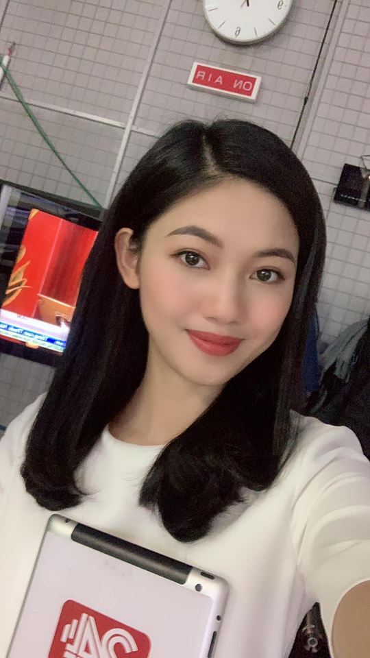 Tái xuất sau tuần trăng mật với chồng đại gia, Thanh Tú mập ra, mặc váy rộng vẫn không che được vòng 2 nhô cao-2